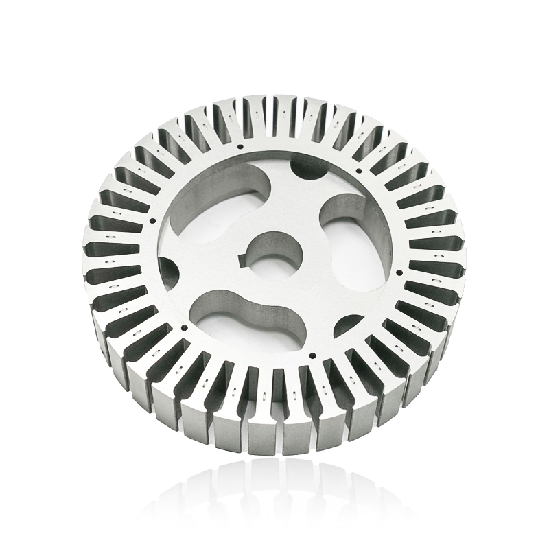 ¿Cómo pueden las variaciones en la geometría de la ranura y el diseño de los dientes de un núcleo de estator de motor optimizar la densidad del par y reducir la saturación magnética?