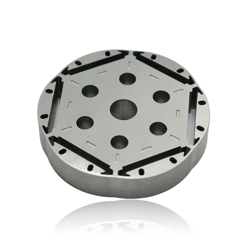 ¿Cómo influye el diseño del núcleo del estator de un motor automotriz en la interferencia electromagnética emitida por el motor?