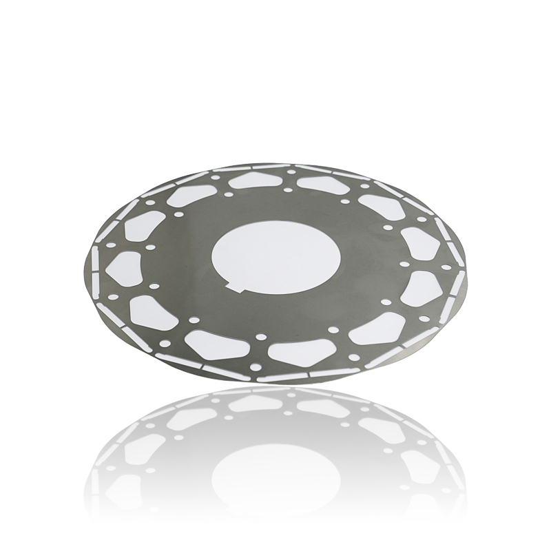 ¿Cómo afecta el espesor de laminación del núcleo del estator del motor de un generador de energía eólica a las pérdidas del núcleo y al rendimiento general?