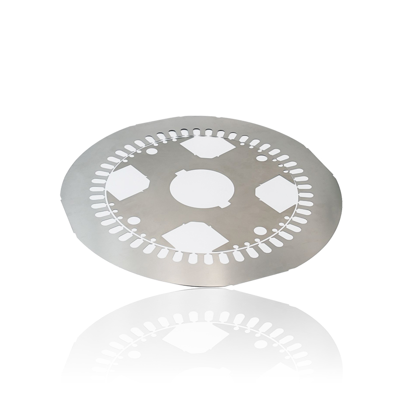 ¿Cómo afecta el espesor de la laminación en el núcleo del estator del motor de transporte ferroviario a la reducción de las corrientes parásitas y a la eficiencia general del motor?