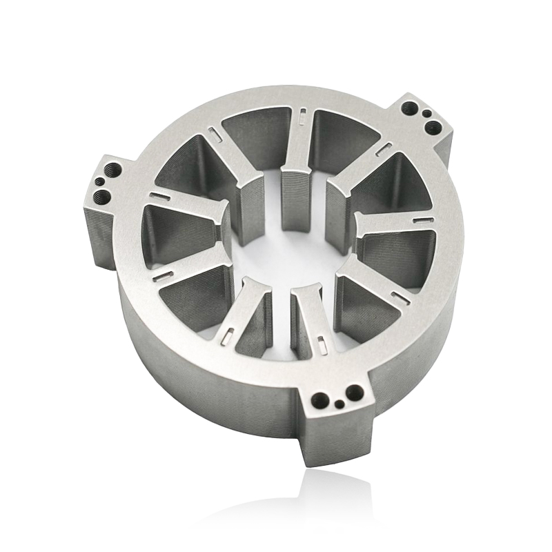 ¿Cómo afectan las laminaciones en el núcleo del estator de un ventilador industrial a las pérdidas por corrientes parásitas, la eficiencia magnética y la generación de calor en los motores de ventiladores industriales?