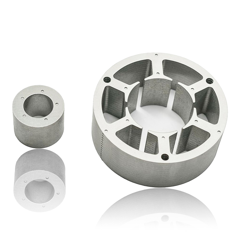 ¿Cómo interactúan el estator del motor de la bomba de agua y el núcleo del rotor con los sistemas de refrigeración, como las carcasas enfriadas por líquido o aire, para mantener un equilibrio de temperatura óptimo durante el funcionamiento intensivo?