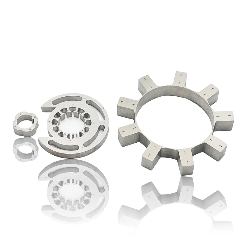 ¿Cómo contribuyen el estator del motor y el núcleo del rotor al rendimiento de arranque del motor y a la respuesta transitoria?