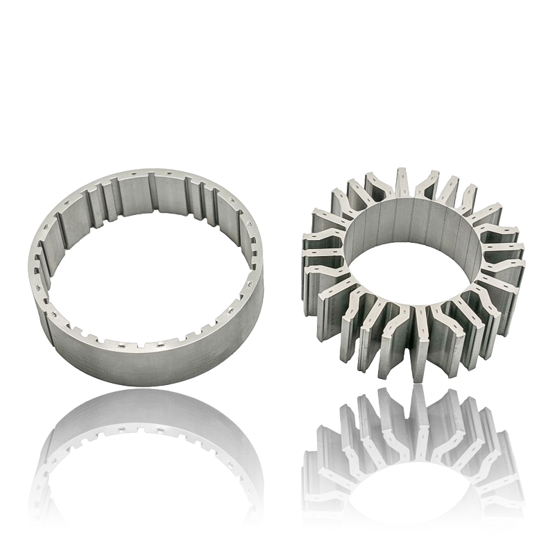 ¿Cómo interactúan los devanados del estator del servomotor con el núcleo del rotor y qué impacto tienen en el rendimiento y la eficiencia del motor?