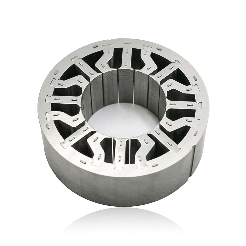 ¿Cómo afecta el espesor de la laminación y la técnica de apilamiento en el núcleo del rotor del motor de accionamiento del vehículo eléctrico a la eficiencia y la gestión térmica?