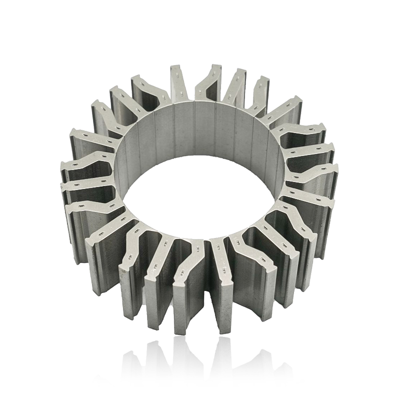 ¿Cómo afecta el espesor de las laminaciones en el núcleo del estator de un motor automotriz a la potencia de salida del motor?